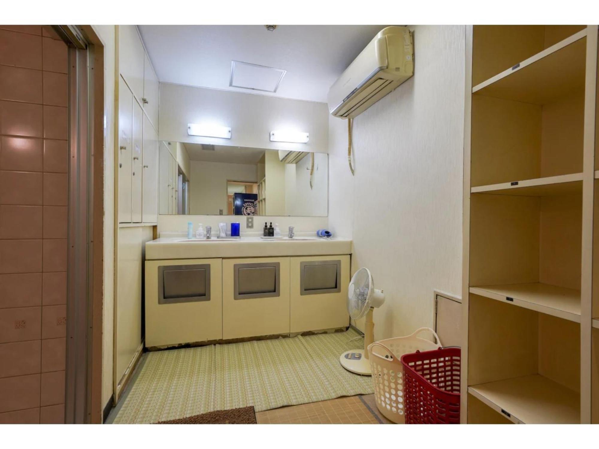 Male Only Capsule Inn Hamamatsucho - Vacation Stay 68799V Токио Екстериор снимка